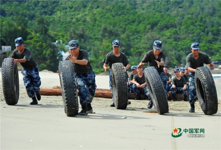 lăn lốp xe trong cát